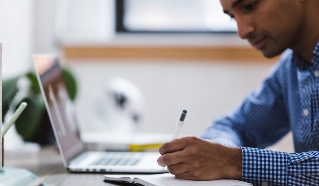 man, writing, laptop-2562325.jpg
